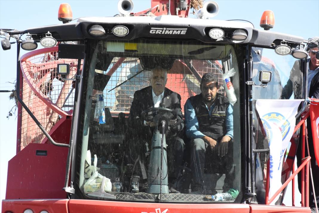 TZOB Başkanı Bayraktar, Konya’nın üretim lideri olduğu ürünün hasadını yaptı 6